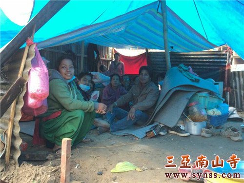 狭小空间里的灾民们