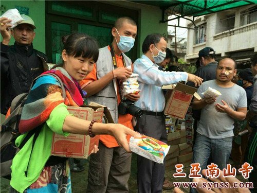 救援队伍为灾民们发放救灾物资