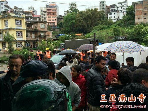 发放救灾物资现场,雨水无法冲刷的温暖