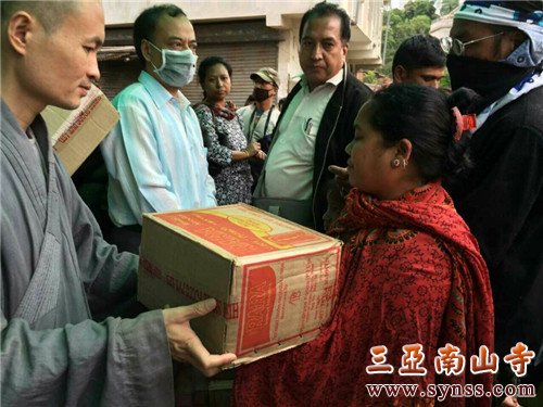 中勇法师为灾民发放救灾物资