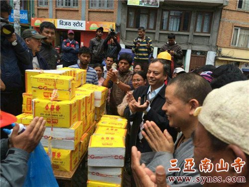 救灾小组受到当地人民的欢迎与肯定