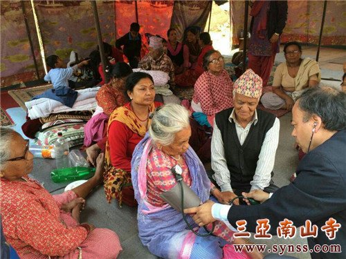 塔姆主席为灾民检查健康状况