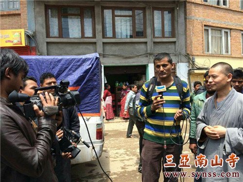 媒体对此次赈灾活动进行报道,中勇法师接受采访