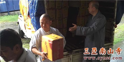 紧急将赈灾物资装车