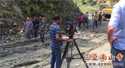 工作人员在勘测道路