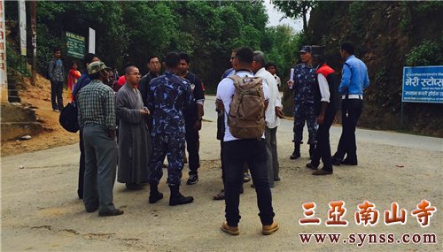 中华寺常住顿舍法师向当地政府了解灾情