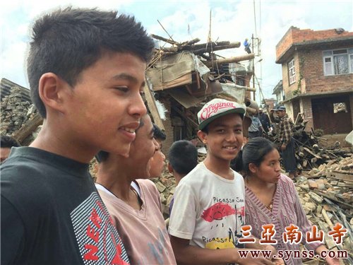 在中华寺大爱的感召下,当地青少年纷纷加入救援队伍