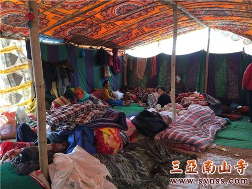 受灾群众暂时安住在帐篷里