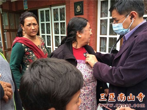 救援队中的医护人员正在为灾民做医护检查