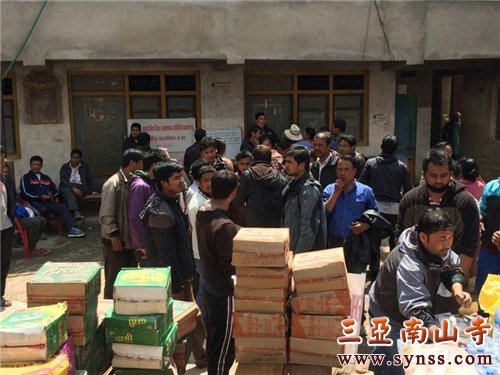 灾民领取救援物资