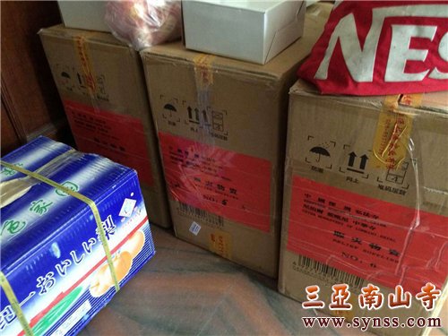 从国内运往尼泊尔加德满都的赈灾物资