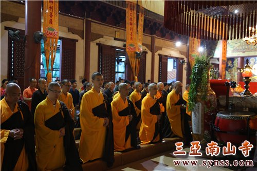 僧俗两众为地震灾民祈福