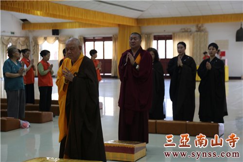 弘法寺首座印定长老领众主法