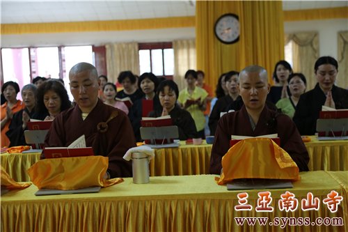 法师们及广大信众恭敬诵读《普贤行愿品》