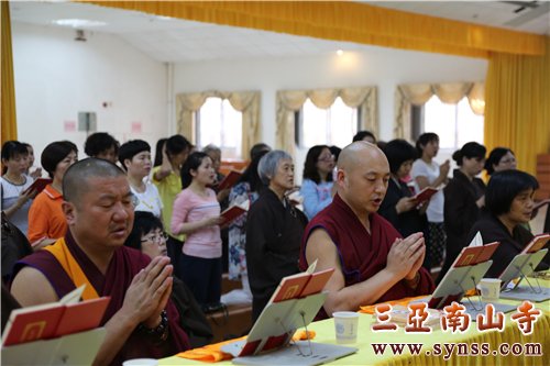 法师们合掌恭敬诵读《普贤行愿品》