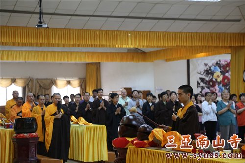 诵经法会现场,钟鼓齐鸣,梵音旋绕,庄严肃穆