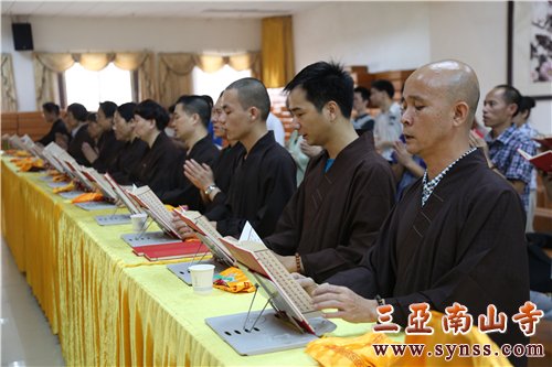 护法居士虔诚诵读《普贤行愿品》