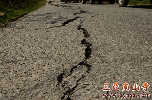 这不是地震造成的简单断痕,更是拉姆山谷人民的伤痕