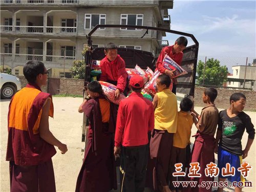 孤儿院的孩子们积极主动的搬运物资