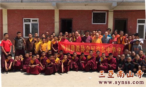 在siddhartha foundation孤儿院门口合影留念