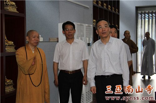 调研组参观大殿
