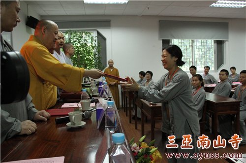 接到大和尚颁发的结业证书,心中充满无比的法喜
