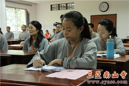 认真记录印顺大和尚为学员们开示的法语