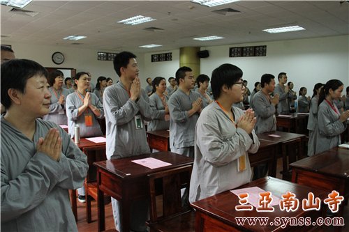 学员们合掌欢迎印顺大和尚到来