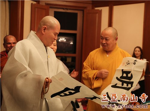 印顺大和尚赠送慈乘长老“光明自在”墨宝 摄影:顿俊