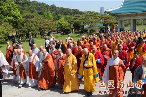 世界宗教领袖参访韩国献忠院 摄影:顿俊