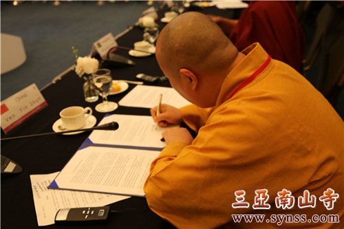 印顺大和尚在世界宗教领袖会上签署和平宣言 摄影:顿俊