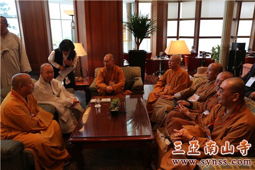 中国佛教协会代表团成员与春光长老会谈 摄影:顿俊