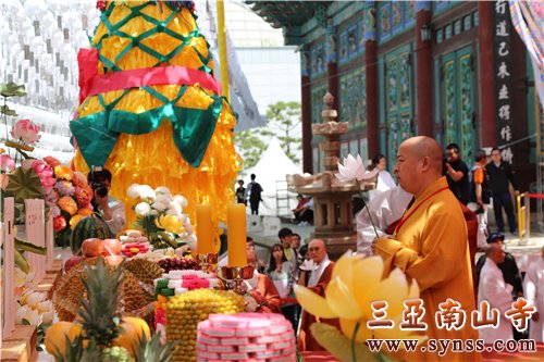 印顺大和尚为法会拈花祈福 摄影:顿俊