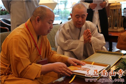 印顺大和尚赠送春光长老《百年本焕》邮册 摄影:顿俊
