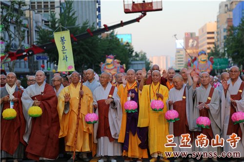 印顺大和尚与各国高僧大德参加十万人迎灯法会 摄影:顿俊