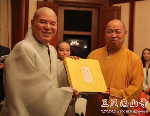 印顺大和尚赠送慈乘长老《百年本焕》邮册 摄影:顿俊