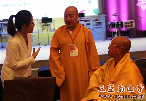 在宴会上,印顺大和尚与慈乘长老亲切交谈 摄影:顿俊