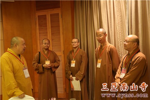 印顺大和尚与台湾佛光山心保法师交谈 摄影:顿俊