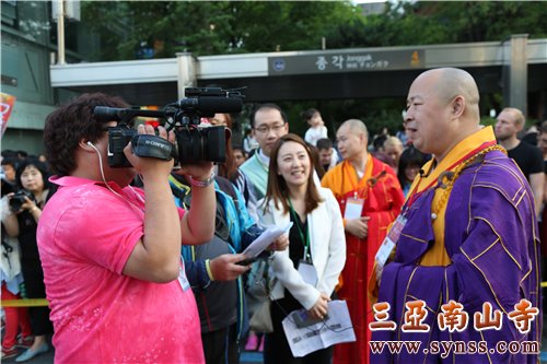 印顺大和尚接受韩国媒体的采访 摄影:顿俊