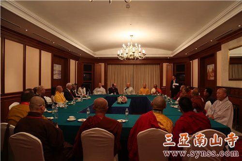 在欢送晚宴举行前,各国宗教领袖举行碰头会 摄影:顿俊
