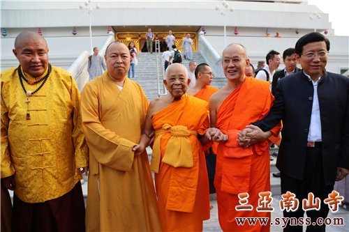 蒋坚永副局长(右一)、印顺大和尚(左二)、堪布多杰大师(左一)与颂德·帕摩诃拉查曼克拉赞长老(中)、帕•蓬玛西提长老(右二)合影留念 摄影:顿俊 摄影:顿俊