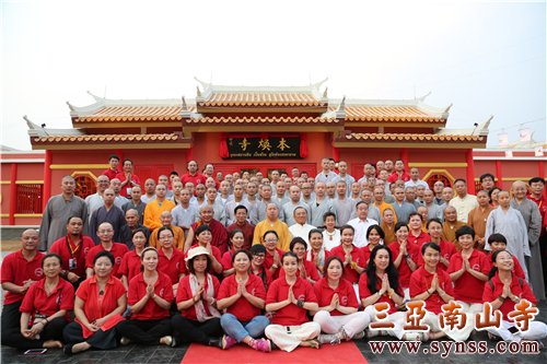 本焕寺落成开光庆典上领导嘉宾、高僧大德以及中泰两国四众弟子合影留念 摄影:顿俊
