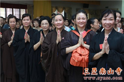 法喜充满的信众 摄影:顿宏