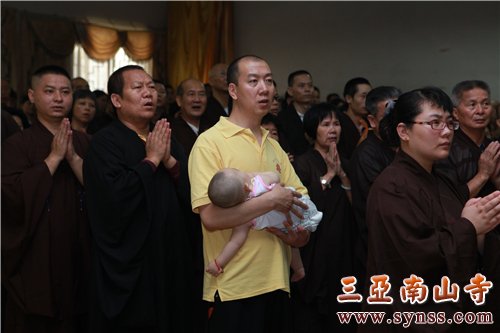 一年一度浴佛节,父子参与,共沾法喜 摄影:顿宏