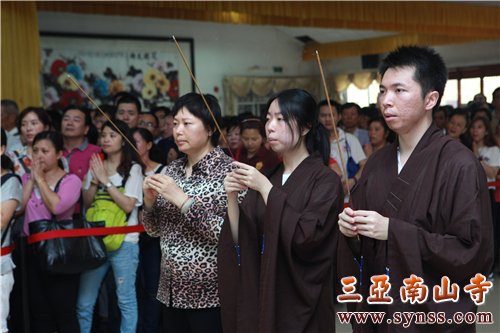 功德主拈香礼佛 摄影:顿宏