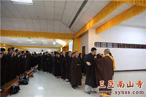法师们为刚受五戒的弟子搭缦衣