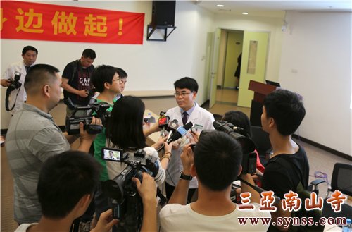 李守林主任跟媒体介绍手术的一些细节情况