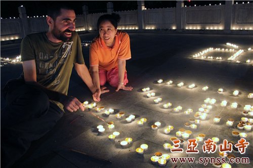 参加供灯诵经法会的尼泊尔居民