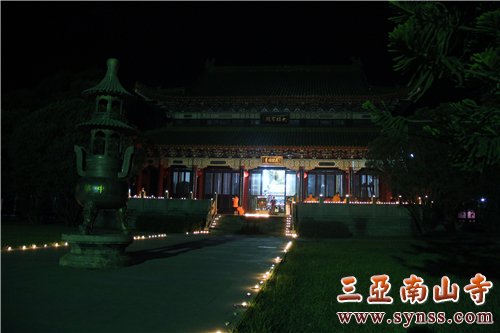 中华寺大雄宝殿夜间全景,灯火通明