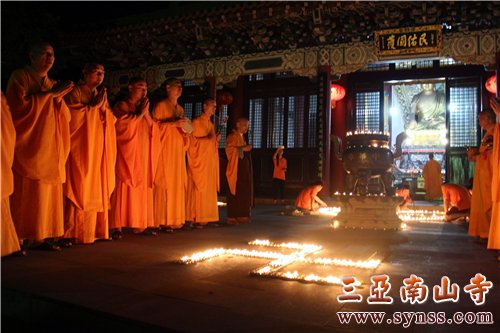 在大雄宝殿前诵经祈福